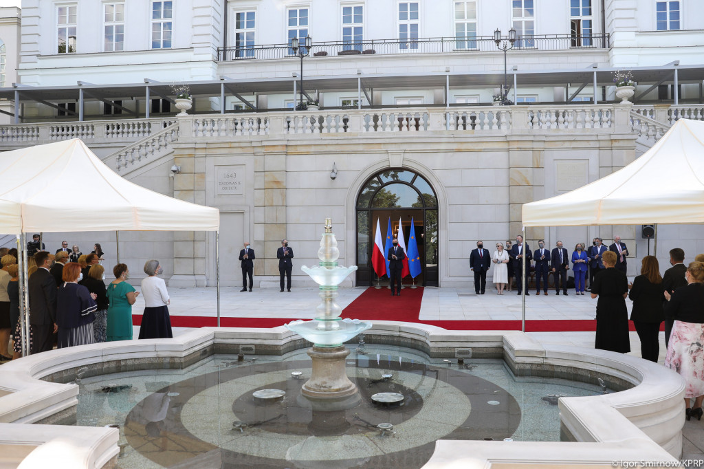 Odznaczenia od Andrzeja Dudy dla pracowników szpitala w Łomży [VIDEO i FOTO]