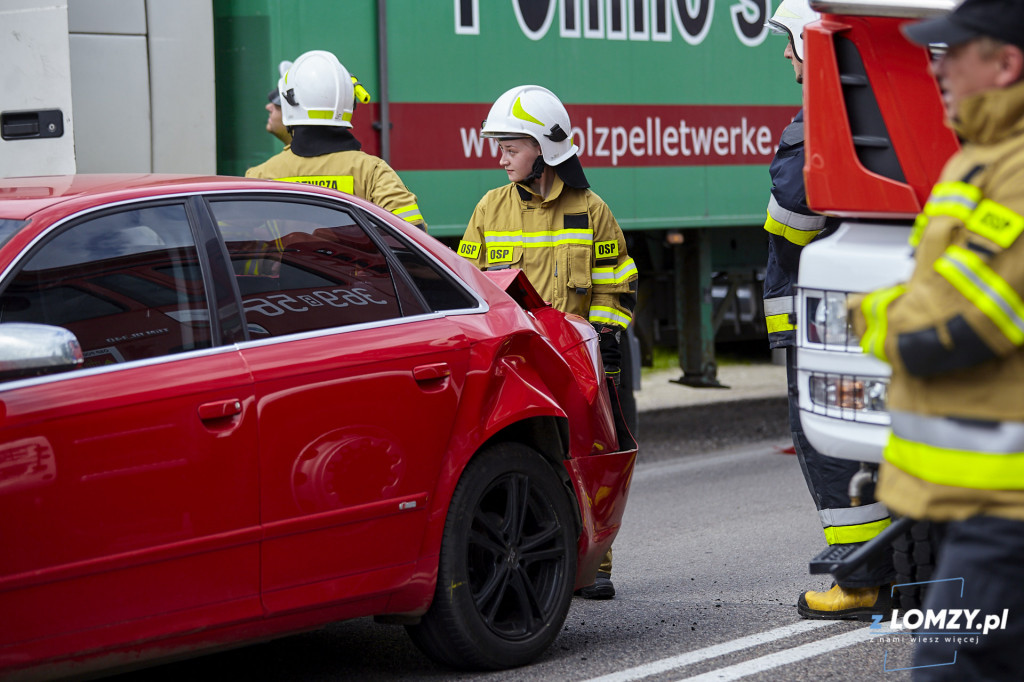 TIR wijechał w osobówkę! [FOTO]