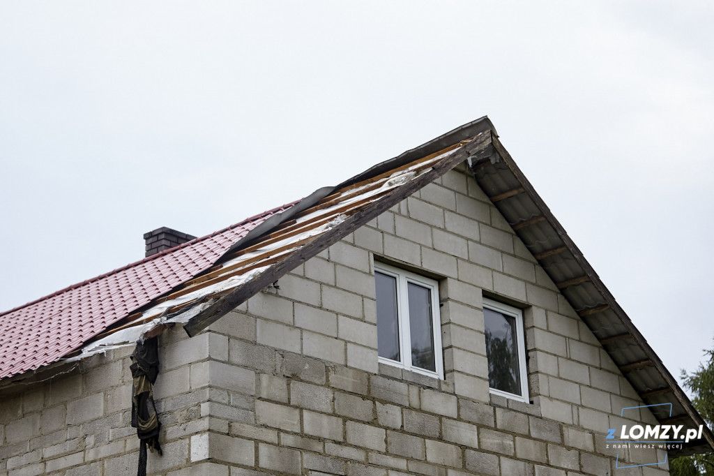 Silny wiatr zerwał część dachu w domu jednorodzinnym [FOTO]