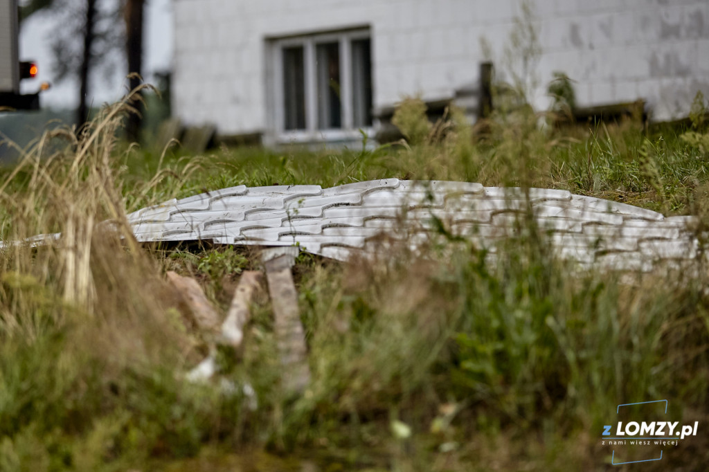Silny wiatr zerwał część dachu w domu jednorodzinnym [FOTO]