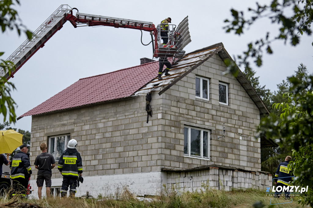 Silny wiatr zerwał część dachu w domu jednorodzinnym [FOTO]