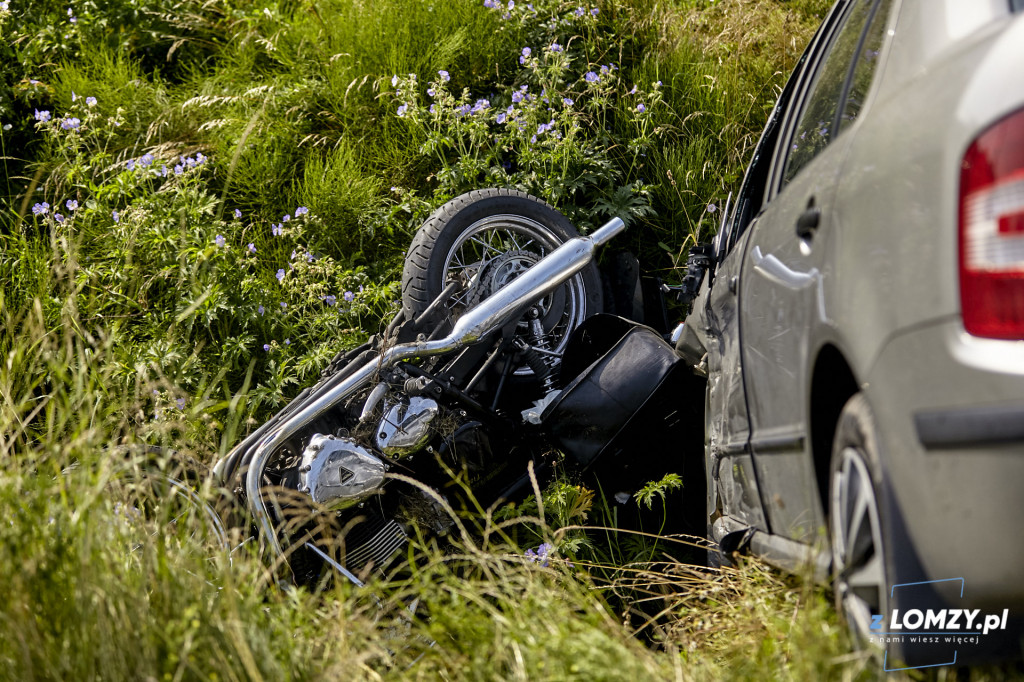Zderzenie motocyklisty z samochodem na DK 61 [FOTO]