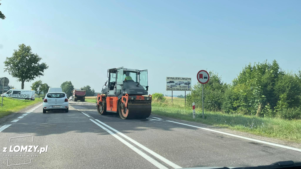Drogowcy łatają drogę do Łomży. Tworzą się duże korki [FOTO]