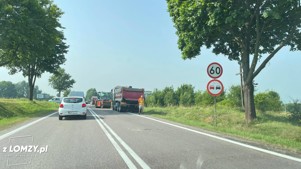 Drogowcy łatają drogę do Łomży. Tworzą się duże korki [FOTO]