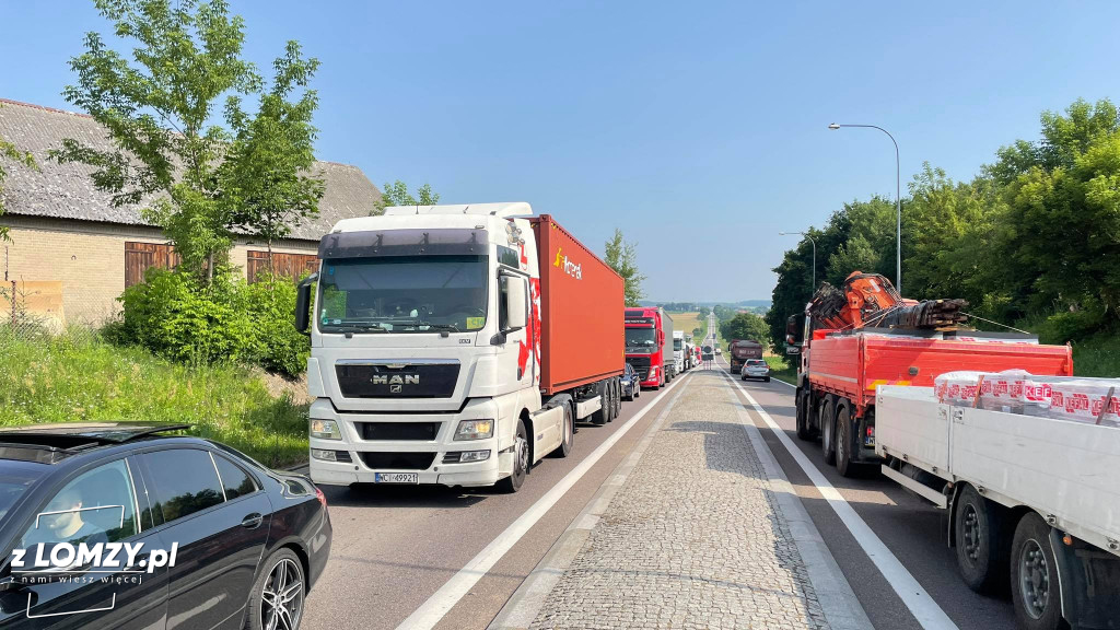 Drogowcy łatają drogę do Łomży. Tworzą się duże korki [FOTO]