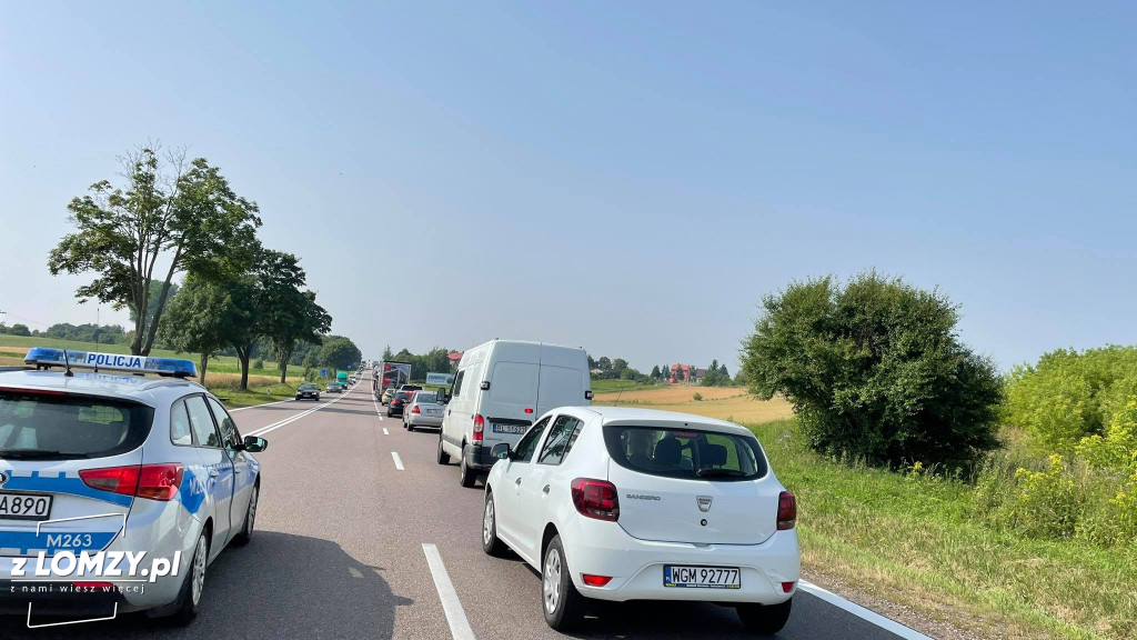 Drogowcy łatają drogę do Łomży. Tworzą się duże korki [FOTO]