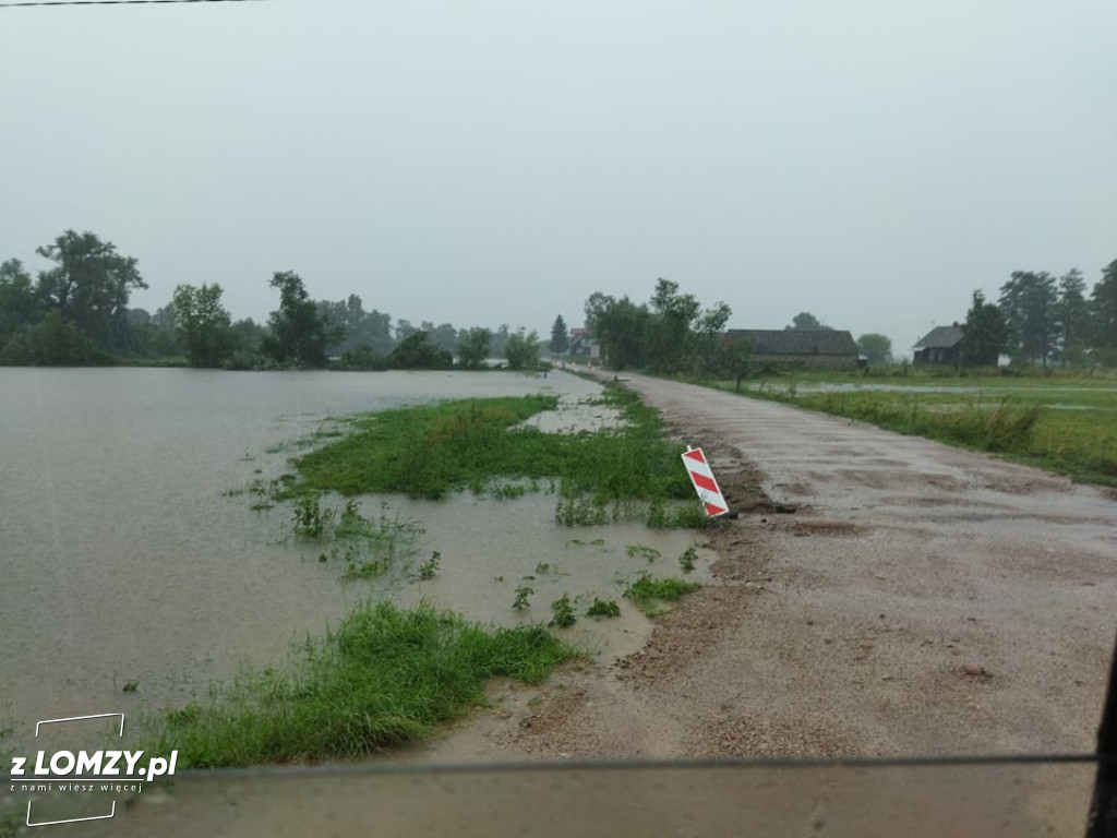 Zerwany dach, połamane drzewa i podtopienia. Burza w regionie [FOTO]