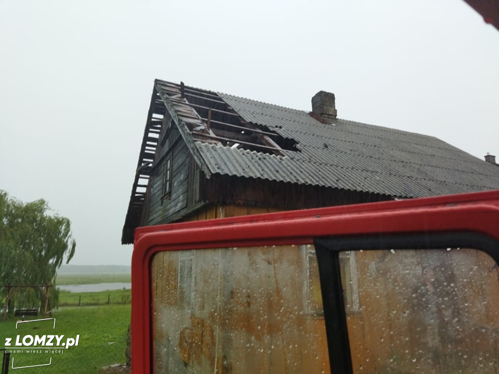 Zerwany dach, połamane drzewa i podtopienia. Burza w regionie [FOTO]