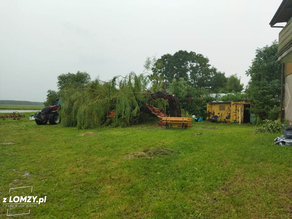 Zerwany dach, połamane drzewa i podtopienia. Burza w regionie [FOTO]