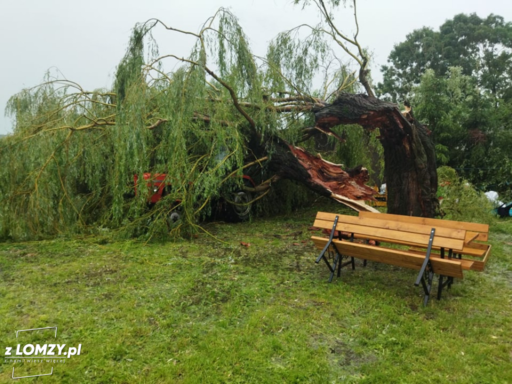 Zerwany dach, połamane drzewa i podtopienia. Burza w regionie [FOTO]
