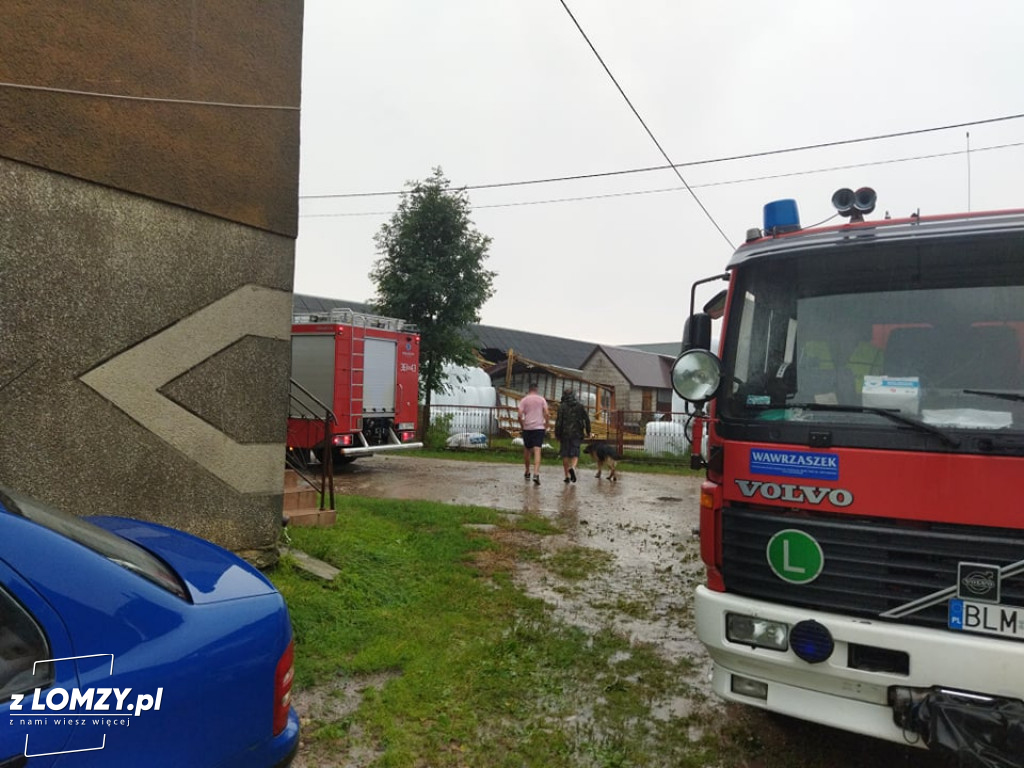 Zerwany dach, połamane drzewa i podtopienia. Burza w regionie [FOTO]