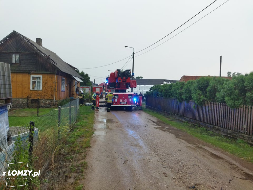 Zerwany dach, połamane drzewa i podtopienia. Burza w regionie [FOTO]