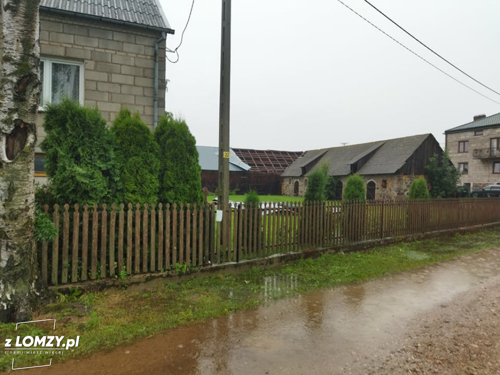 Zerwany dach, połamane drzewa i podtopienia. Burza w regionie [FOTO]