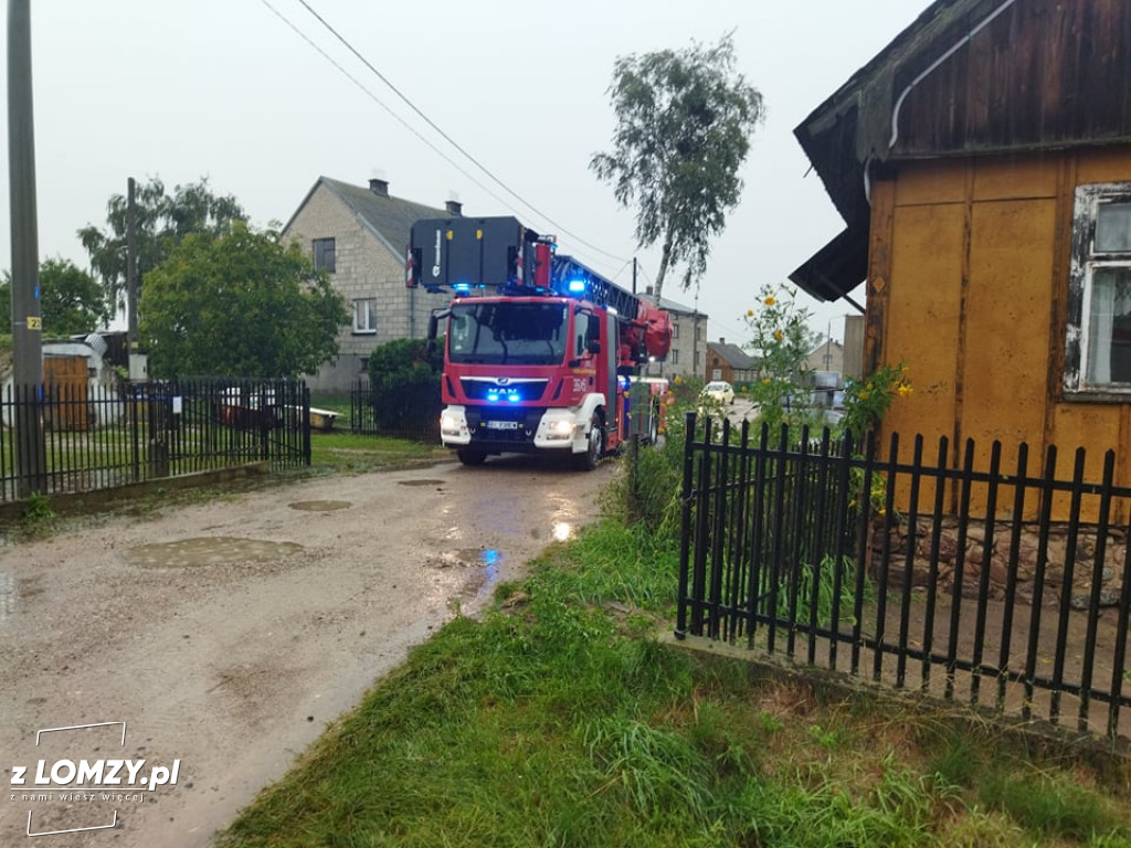 Zerwany dach, połamane drzewa i podtopienia. Burza w regionie [FOTO]
