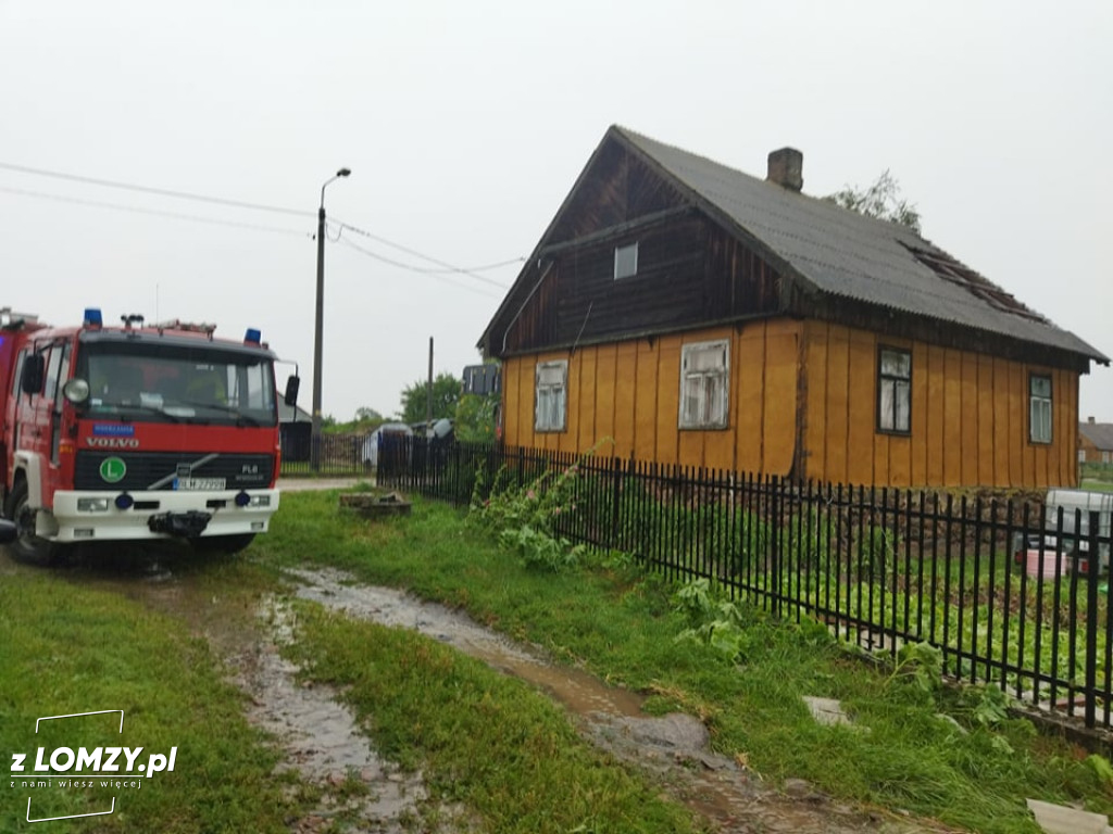 Zerwany dach, połamane drzewa i podtopienia. Burza w regionie [FOTO]