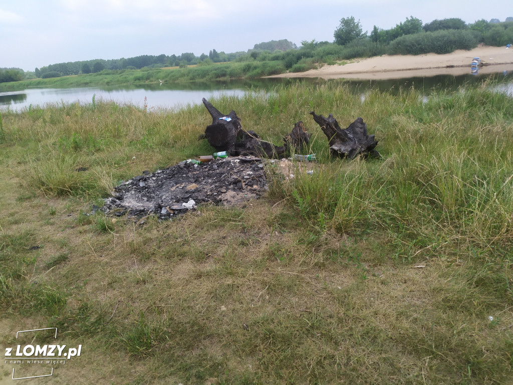 Bałagan na plaży w Siemieniu [FOTO]