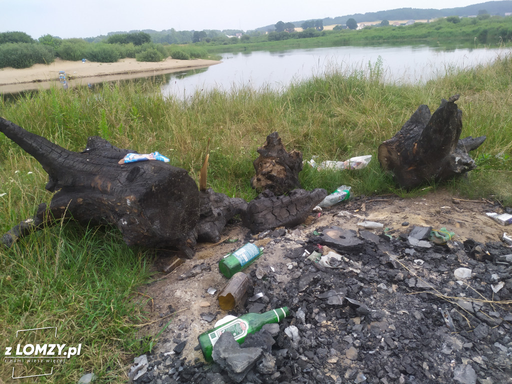 Bałagan na plaży w Siemieniu [FOTO]