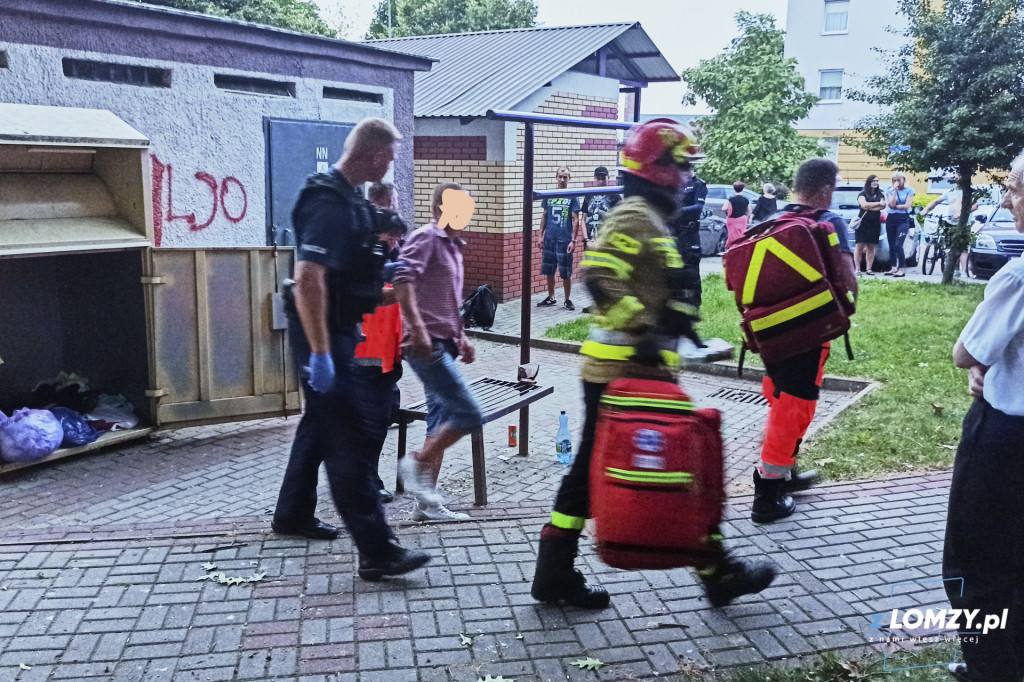Wpadł do pojemnika z odzieżą używaną! Pomagali strażacy! [FOTO]