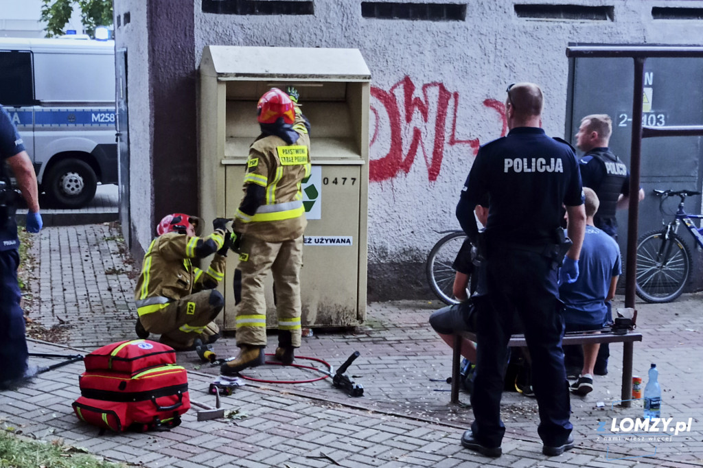 Wpadł do pojemnika z odzieżą używaną! Pomagali strażacy! [FOTO]