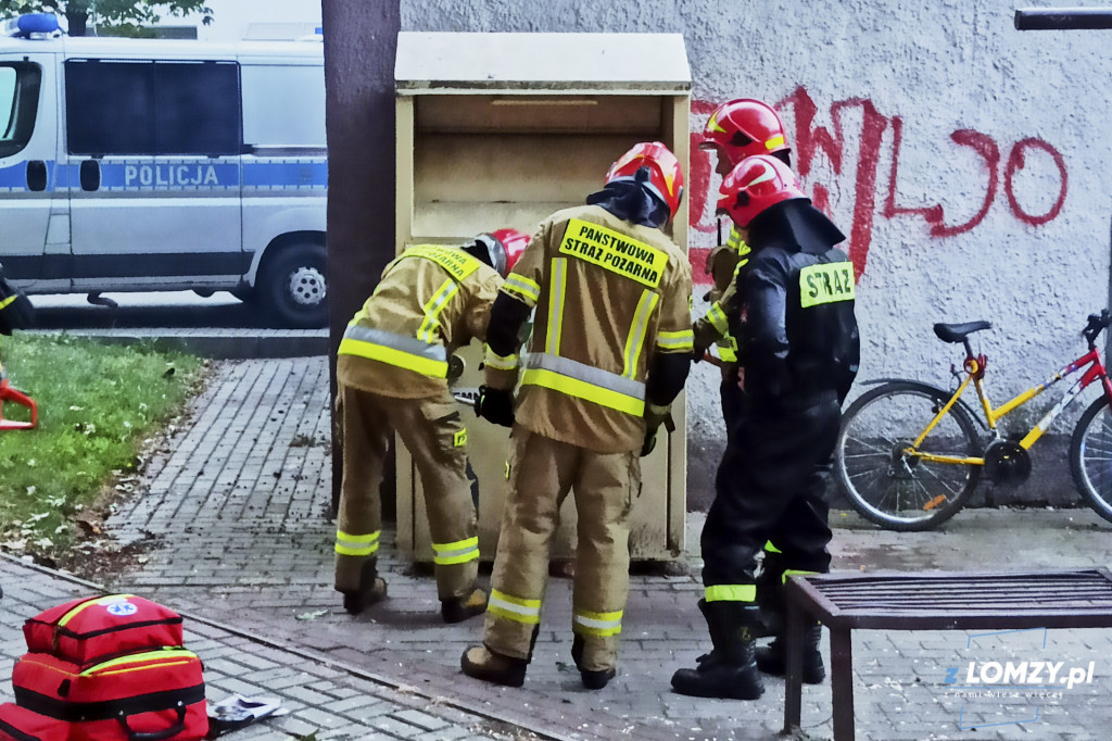 Wpadł do pojemnika z odzieżą używaną! Pomagali strażacy! [FOTO]