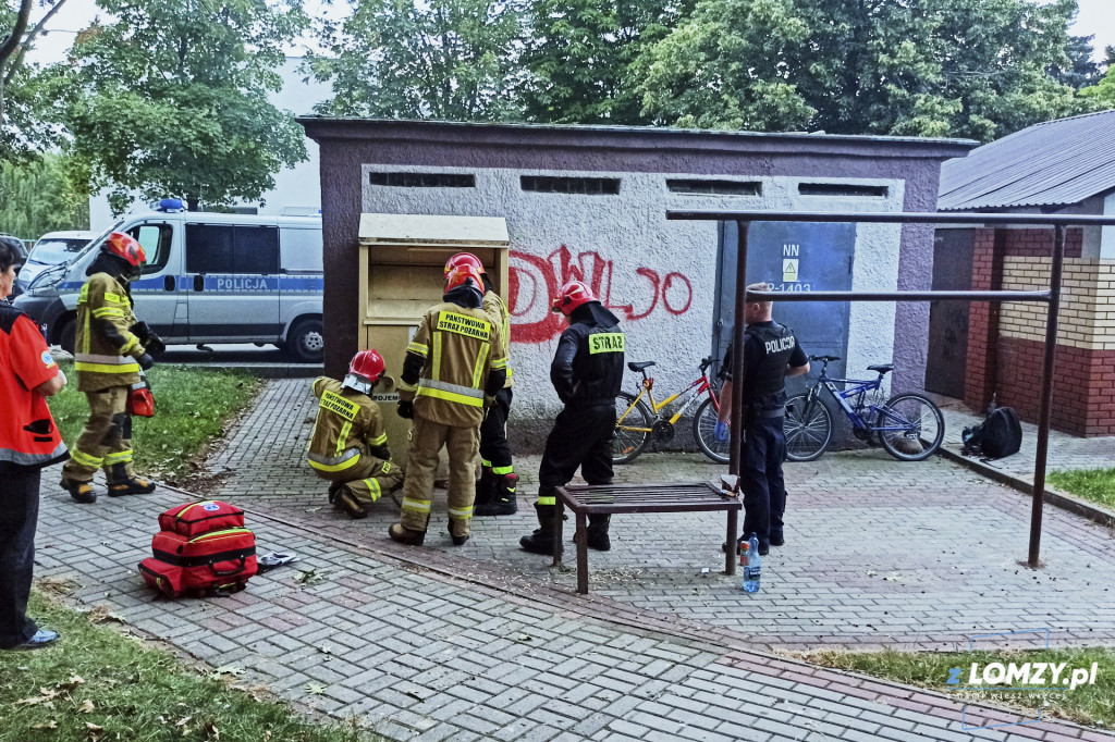 Wpadł do pojemnika z odzieżą używaną! Pomagali strażacy! [FOTO]