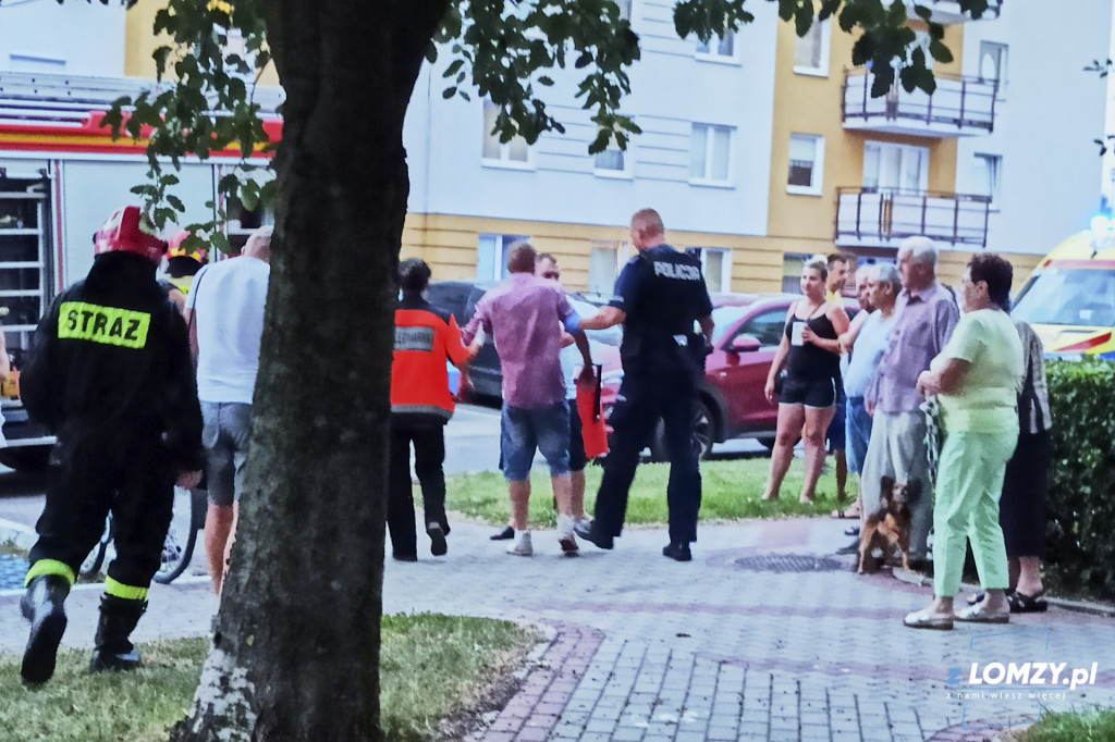 Wpadł do pojemnika z odzieżą używaną! Pomagali strażacy! [FOTO]