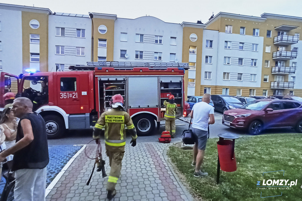 Wpadł do pojemnika z odzieżą używaną! Pomagali strażacy! [FOTO]