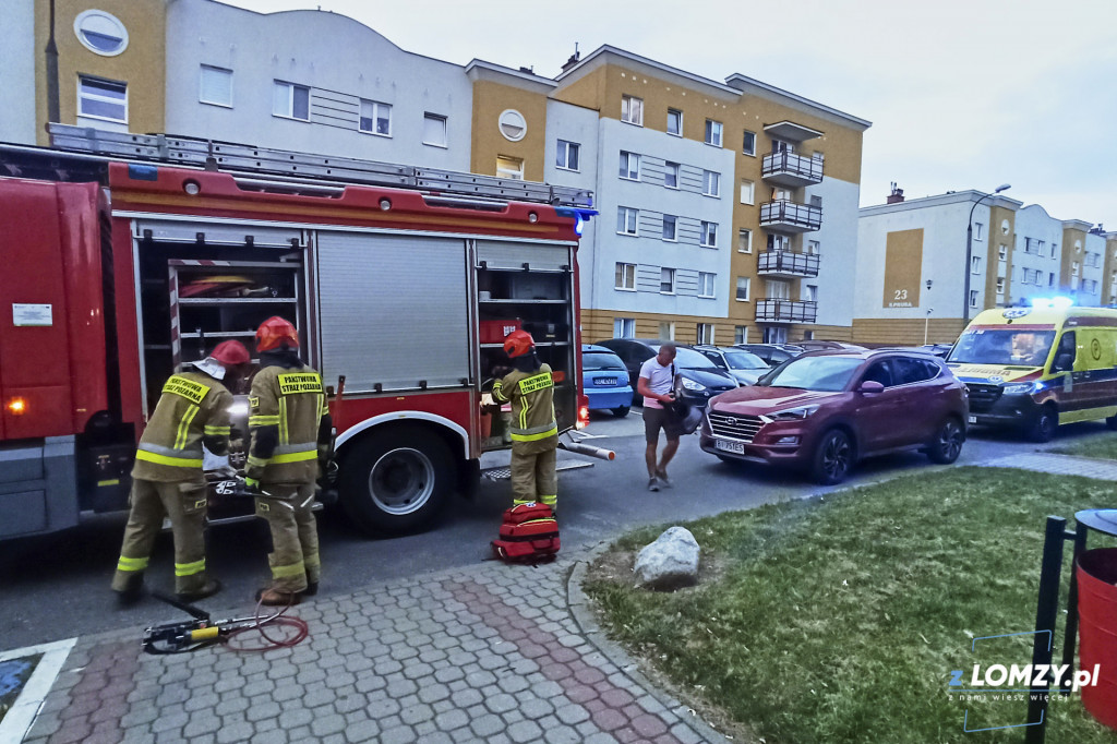 Wpadł do pojemnika z odzieżą używaną! Pomagali strażacy! [FOTO]