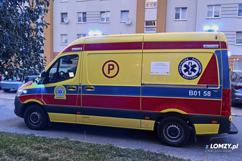 Wpadł do pojemnika z odzieżą używaną! Pomagali strażacy! [FOTO]