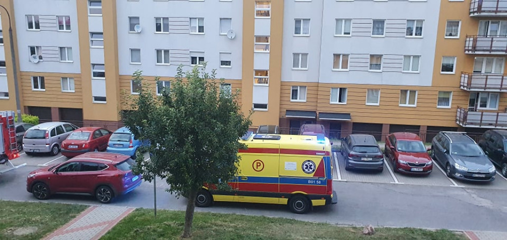 Wpadł do pojemnika z odzieżą używaną! Pomagali strażacy! [FOTO]