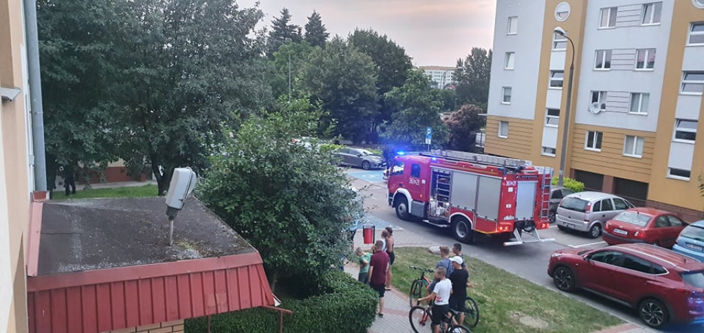Wpadł do pojemnika z odzieżą używaną! Pomagali strażacy! [FOTO]