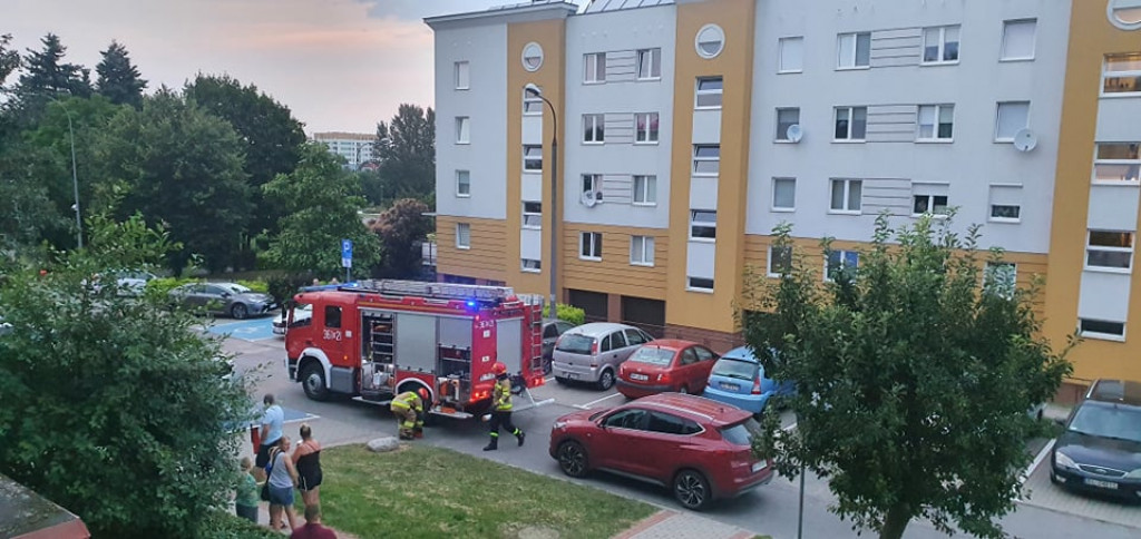 Wpadł do pojemnika z odzieżą używaną! Pomagali strażacy! [FOTO]