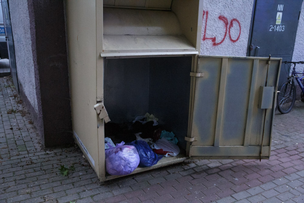 Wpadł do pojemnika z odzieżą używaną! Pomagali strażacy! [FOTO]