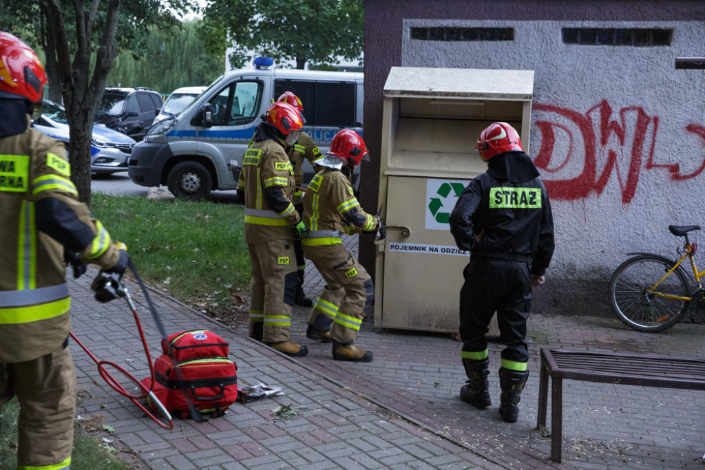 Wpadł do pojemnika z odzieżą używaną! Pomagali strażacy! [FOTO]