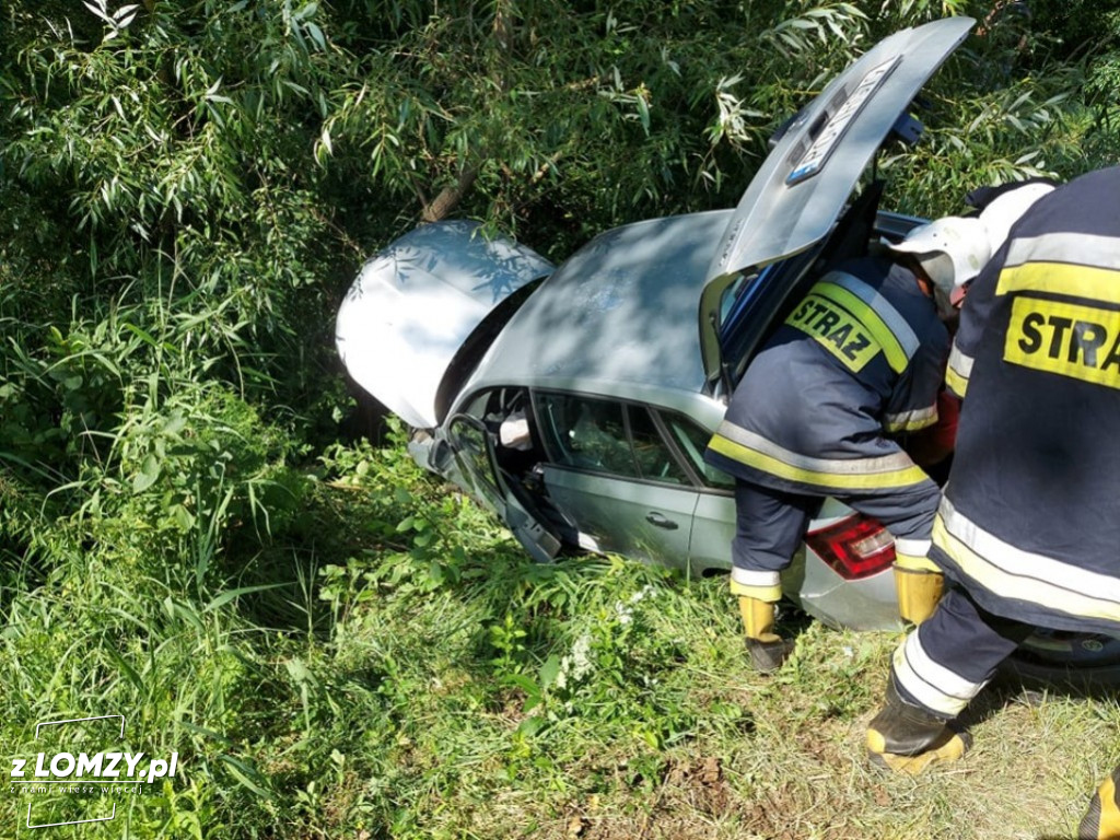 Auto w rowie za Wizną [FOTO]