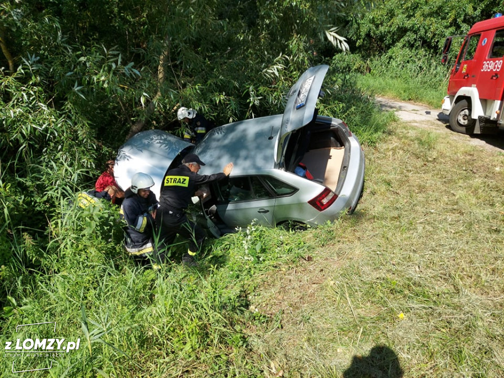 Auto w rowie za Wizną [FOTO]