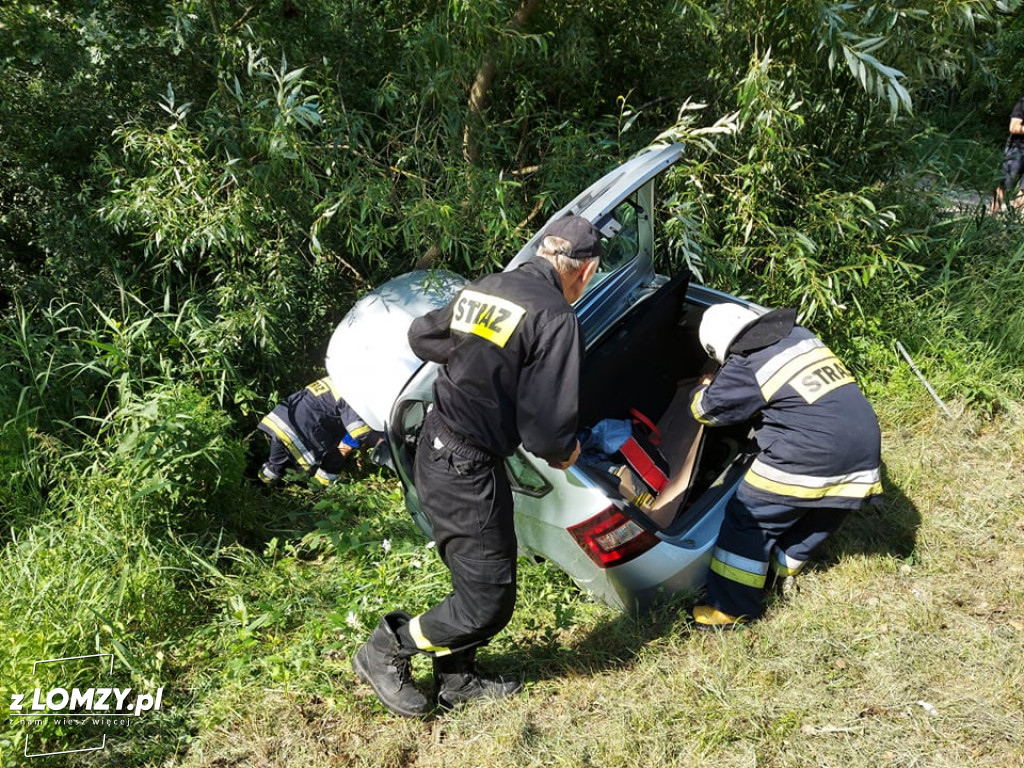 Auto w rowie za Wizną [FOTO]