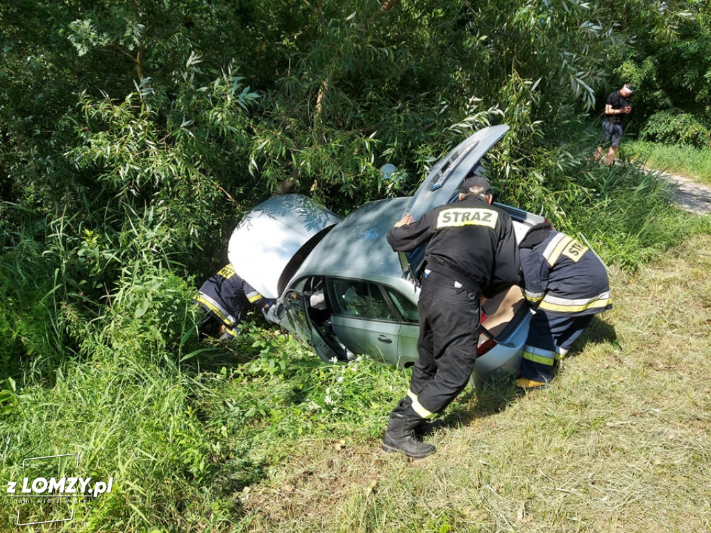 Auto w rowie za Wizną [FOTO]