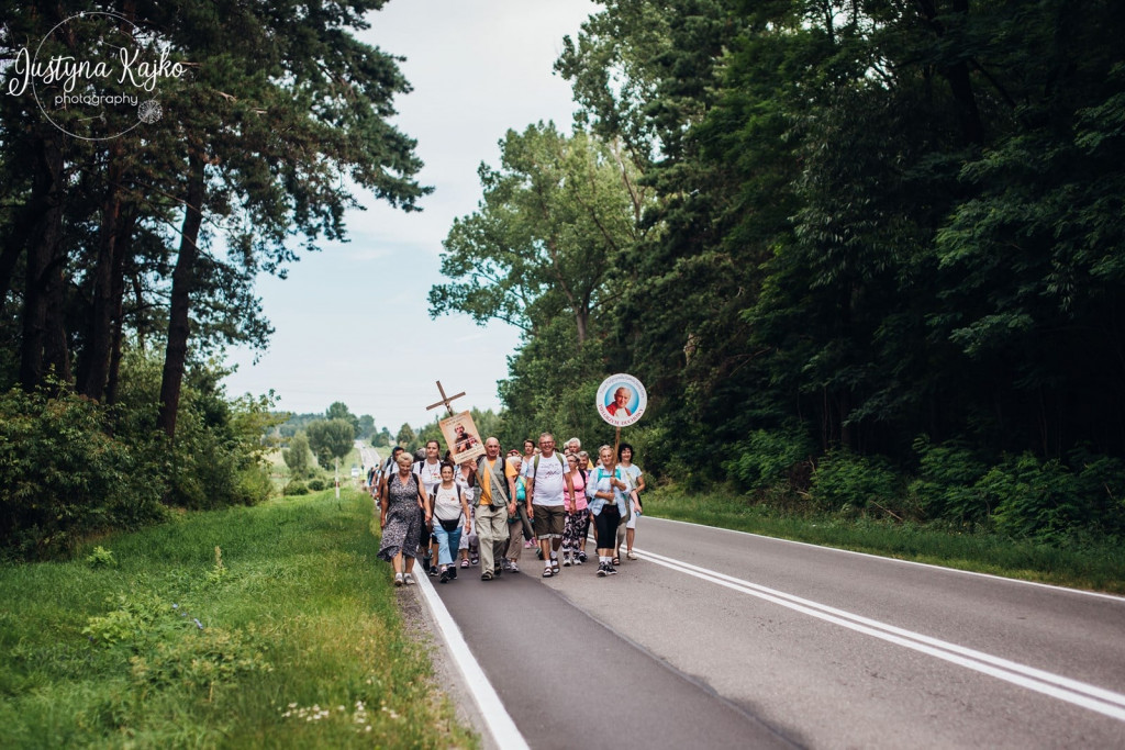 Ruszyli z Łomży w drogę do Maryi [FOTO]