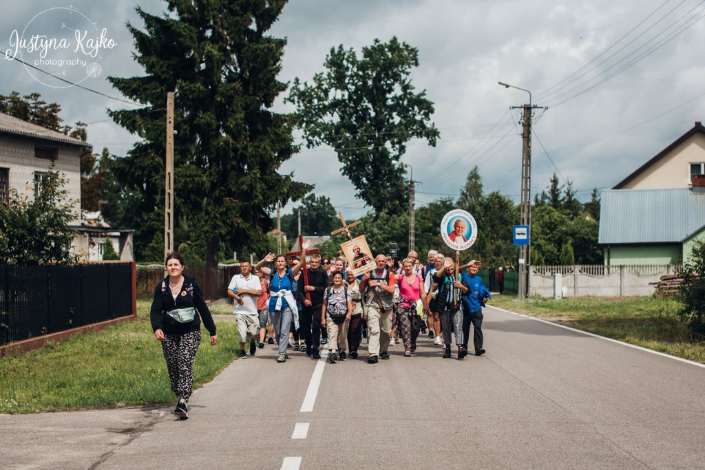 Ruszyli z Łomży w drogę do Maryi [FOTO]