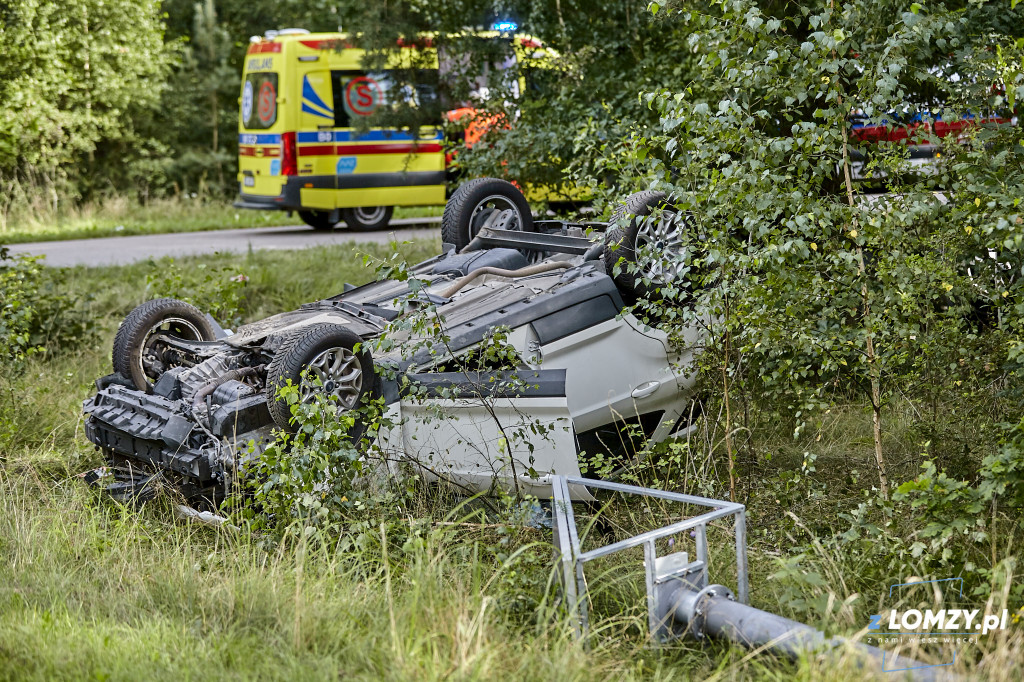 Trzy osoby ranne po dachowaniu dwóch pojazdów [FOTO]