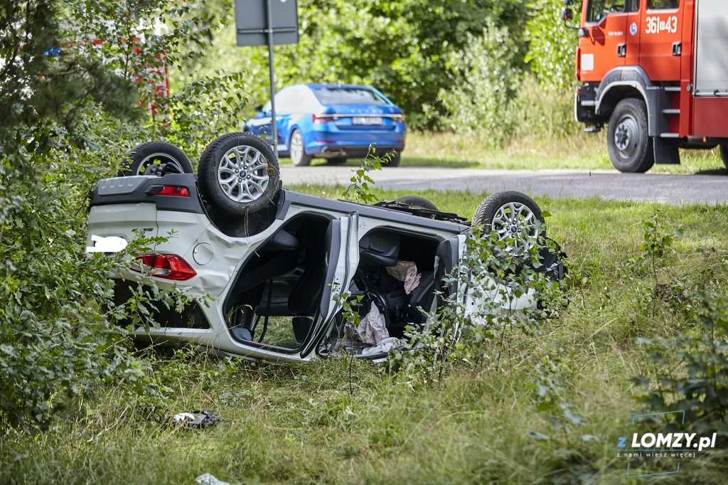 Trzy osoby ranne po dachowaniu dwóch pojazdów [FOTO]