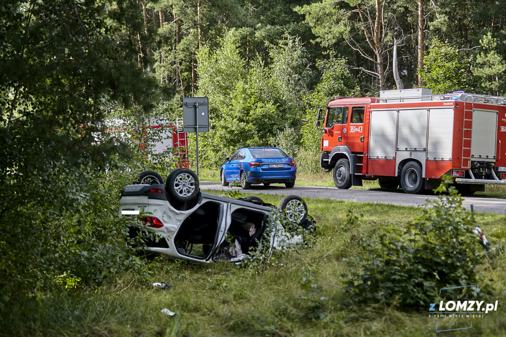 Trzy osoby ranne po dachowaniu dwóch pojazdów [FOTO]