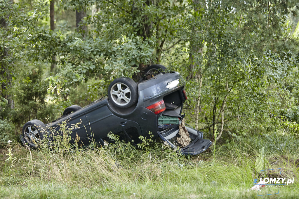 Trzy osoby ranne po dachowaniu dwóch pojazdów [FOTO]