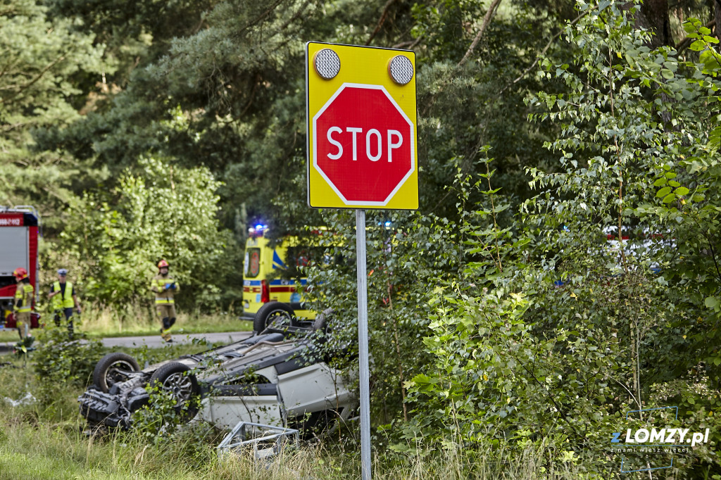 Trzy osoby ranne po dachowaniu dwóch pojazdów [FOTO]