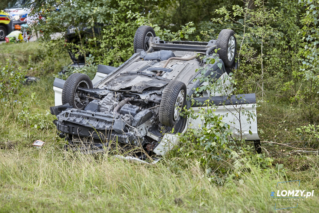 Trzy osoby ranne po dachowaniu dwóch pojazdów [FOTO]