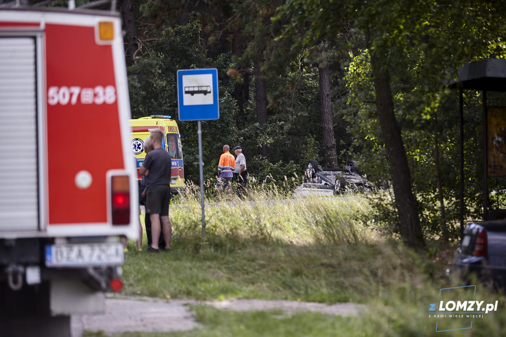 Trzy osoby ranne po dachowaniu dwóch pojazdów [FOTO]