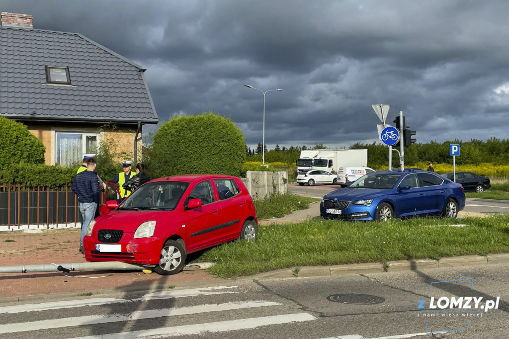 KIA wjechała w sygnalizację na Szosie Zambrowskiej [FOTO]