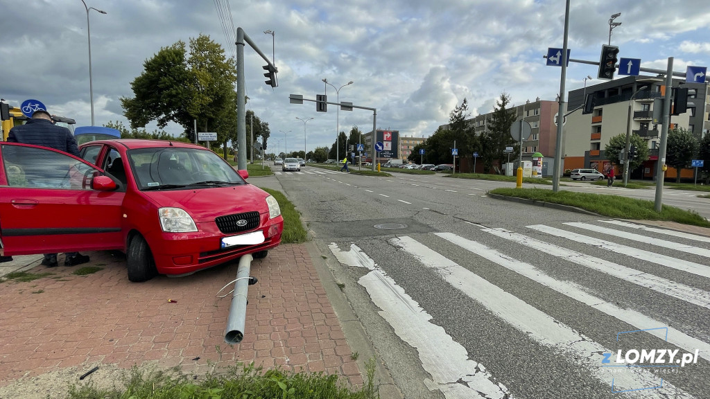 KIA wjechała w sygnalizację na Szosie Zambrowskiej [FOTO]