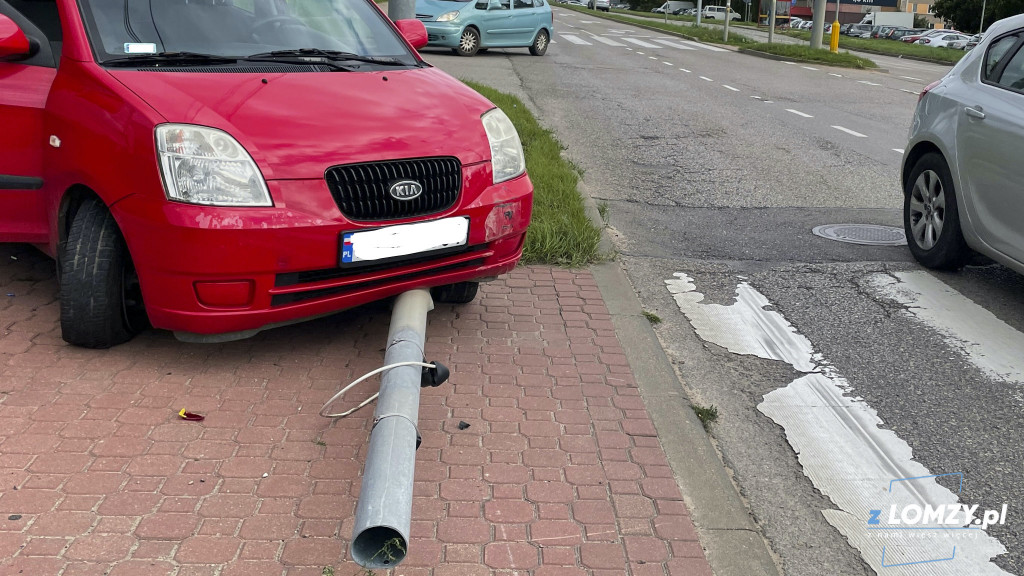 KIA wjechała w sygnalizację na Szosie Zambrowskiej [FOTO]